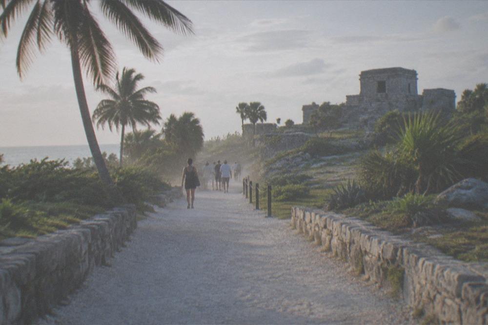 A quiet morning path leading toward the entrance of the Tulum archaeological zone